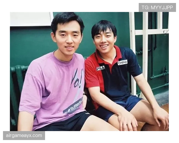 刷到刘国梁拎个包回家，比我家车还贵，隔壁大妈盯着看不眨眼